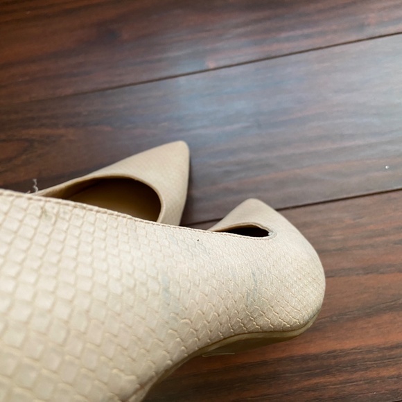 Cream MERONA Closed Pointed Toes Snake Print Size 8 - Picture 4 of 7